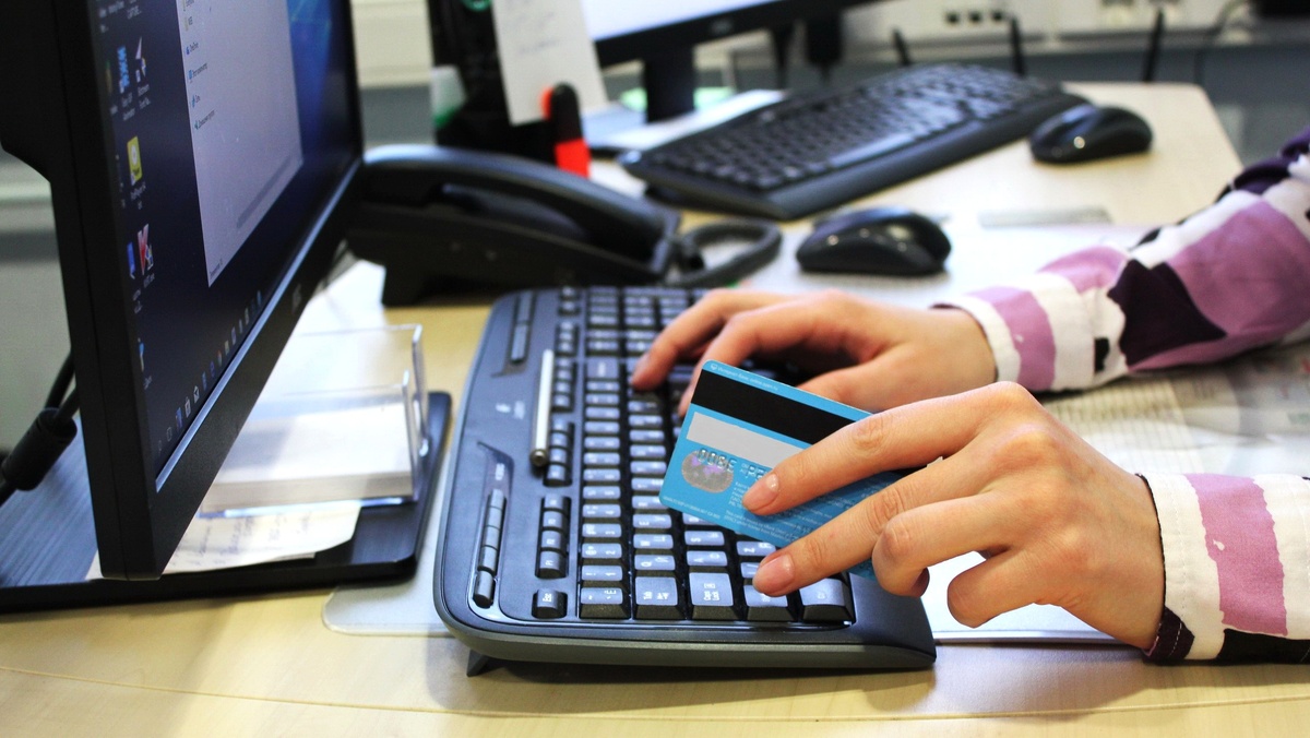    Вартовчанка познакомилась с аферистом на сайте знакомств и перевела ему все сбережения