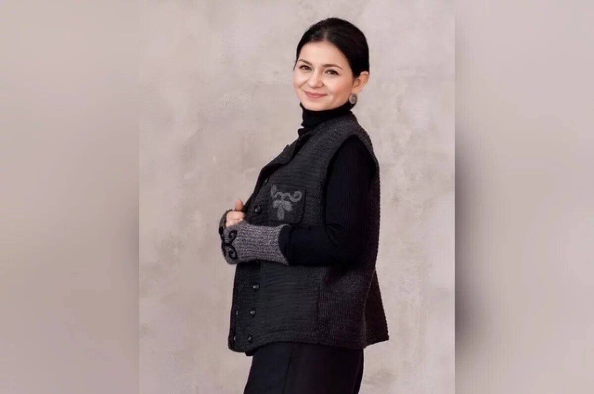    Зулифа Блягоз в одежде в этническом стиле.