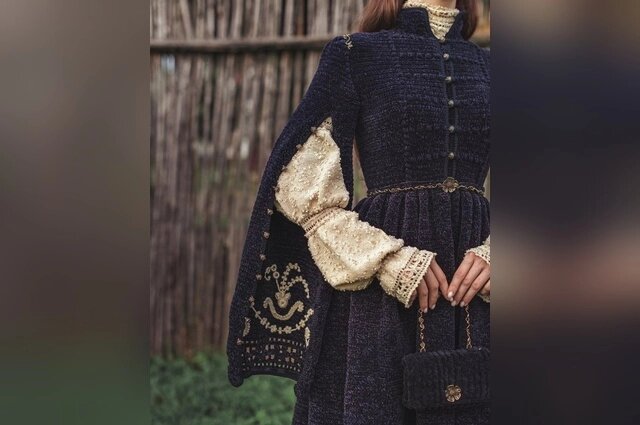    Женский традиционный наряд сае из шерсти с вышивкой и вязаная сумочка. Фото: Из личного архивa/ Зулифа Блягоз