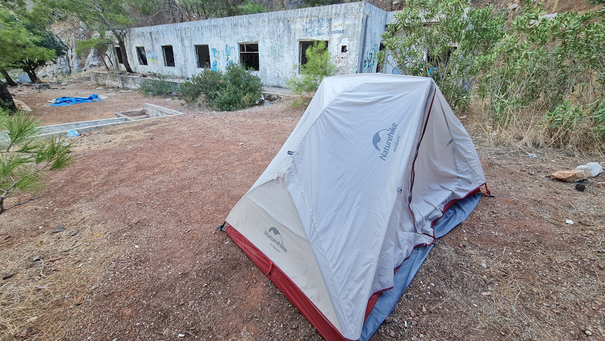 Первая ночь у заброшек, вокруг помойка