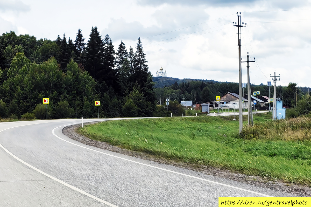 По пути в монастырь проезжаем через деревню Белая гора. Жители деревни так или иначе связаны с монастырём.