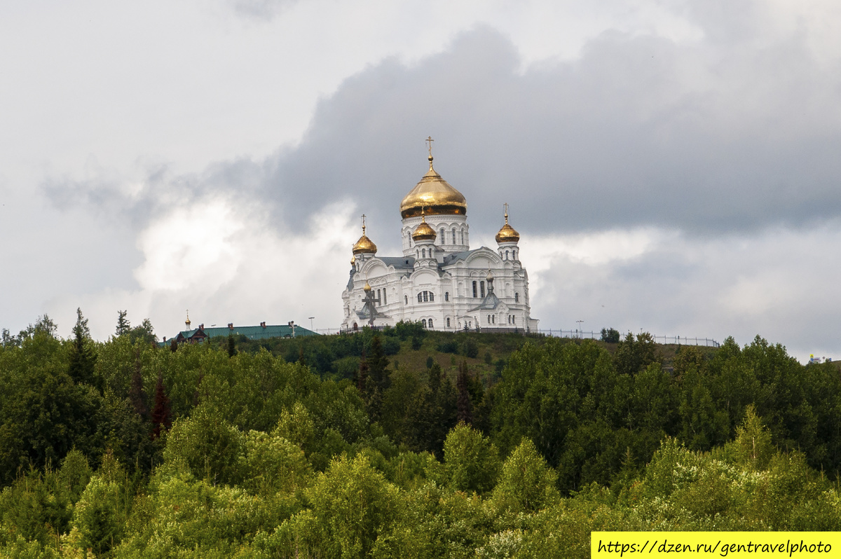 Главный храм монастыря - Крестовоздвиженский собор - виден издалека.