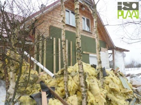 Если кто не понял - это не утепление минеральной ватой нового фасада, а замена её испорченную на новую. Я думаю - как раз три года она и выдержала