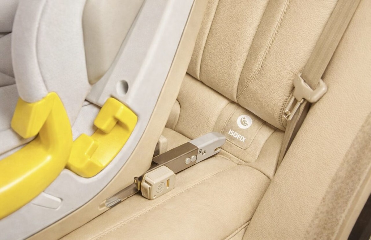    Помимо группы, есть ряд других критериев, от которых зависят безопасность и удобство, например, способ крепления. Система ISOFIX — это альтернативный метод крепления детских удерживающих устройств, установленный почти во всех авто, сошедших с конвейера за последние годы