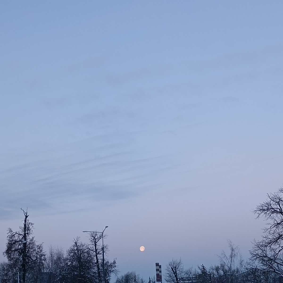 Луна на рассвете