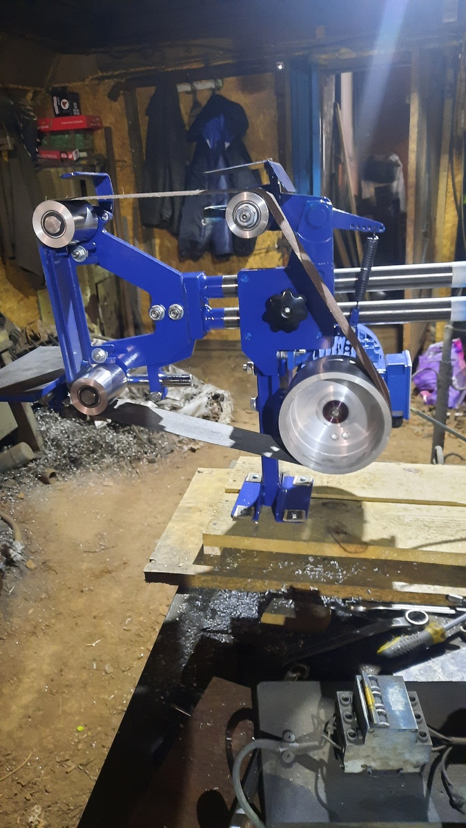 Вид ленточного станка со стороны роликов