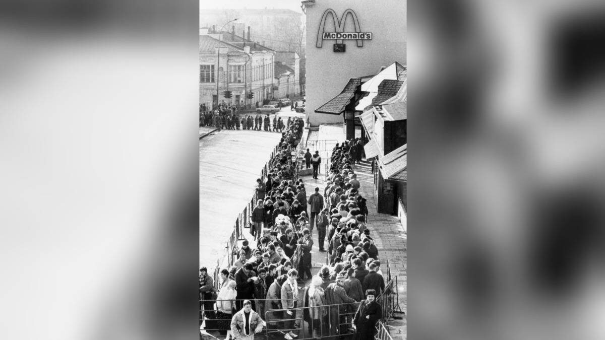    Очередь у входа в первый «Макдоналдс» в Москве в день его открытия / Фото: Марина Лысцева / ТАСС