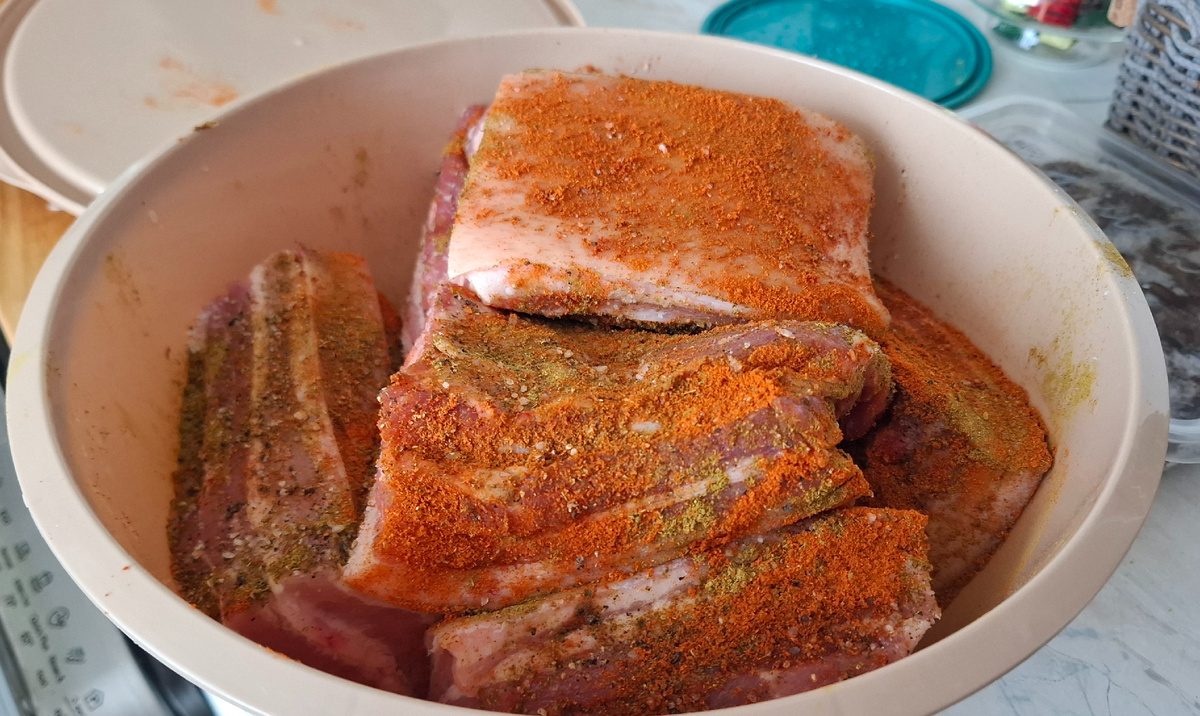 Взяла два кусочка на полтора килограмма. Уже замариновала. Через пару часов приготовлю.