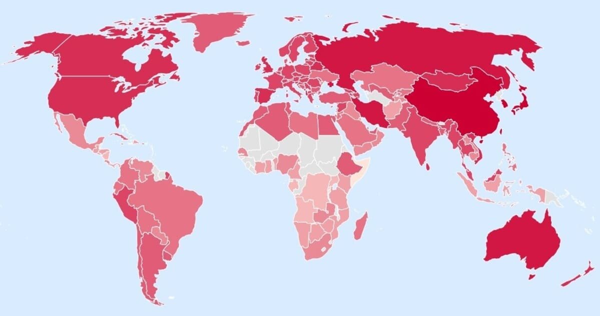    На карте красным и бордовым показаны страны, у жителей которых средний IQ выше, чем у жителей стран отмеченных розовым и бледно-розовым цветом / © International IQ Test