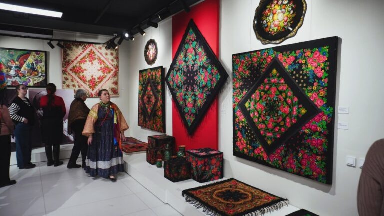    Цветы как язык искусства: в Оренбурге открылась выставка «Сад воспоминаний» Оренбуржье