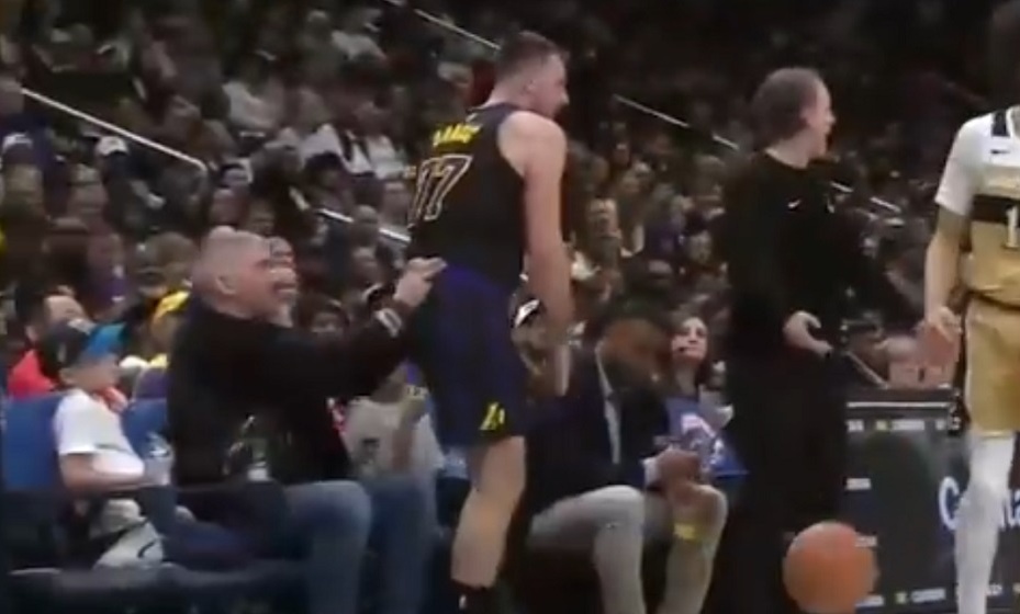    На видео попал эпизод, как Овечкин спас Дончича от падения во время матча НБА. Фото: скрин видео