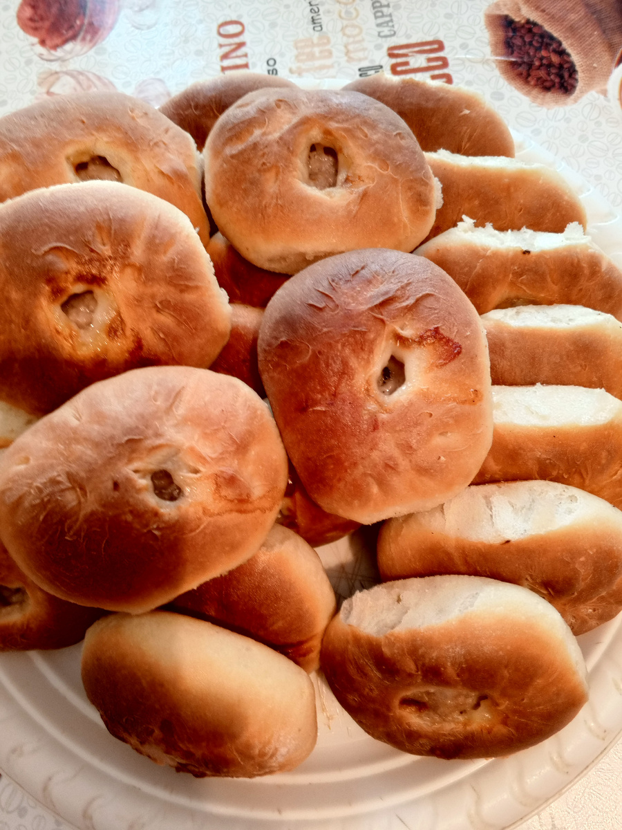 Напекла поднос пирожков взяла с собой на работу и сын приезжал без меня тоже немного взал себе.