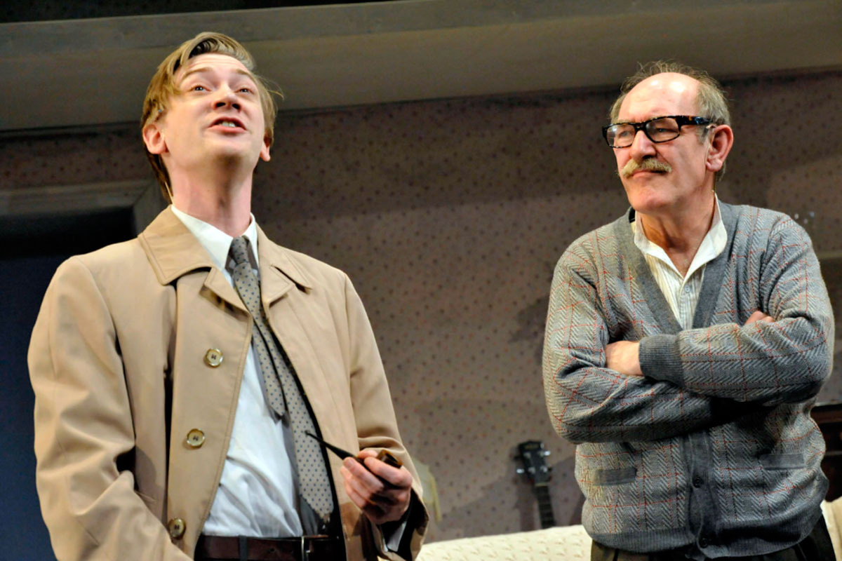 Вы излагаете аргументы, делитесь сомнениями и ждёте не просто поддержки, а почти одобрения или готового решения. Но в ответ получаете простой вопрос, который вызывает разочарование: «О чём твоя работа?»