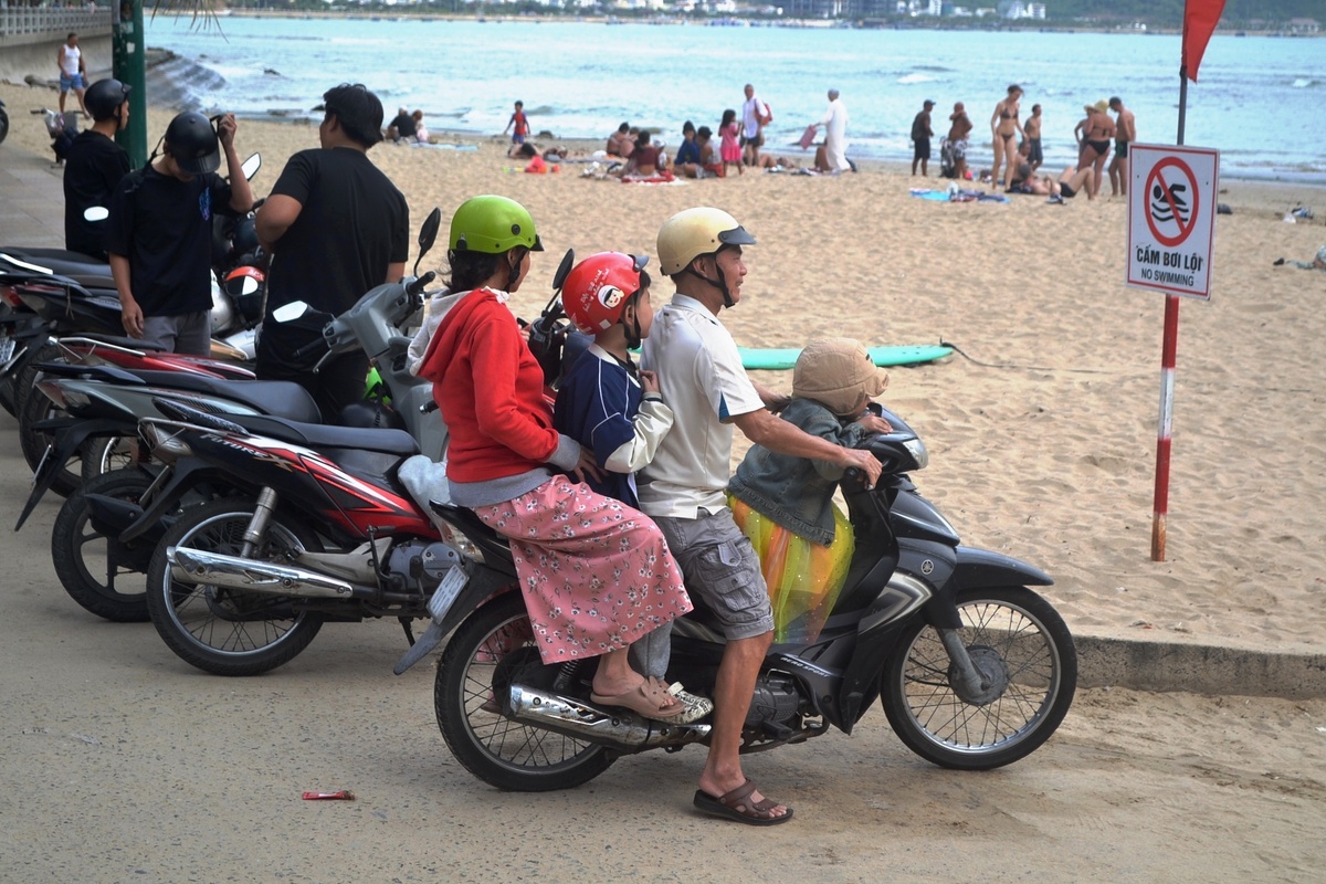 Вьетнамская семья на мопеде