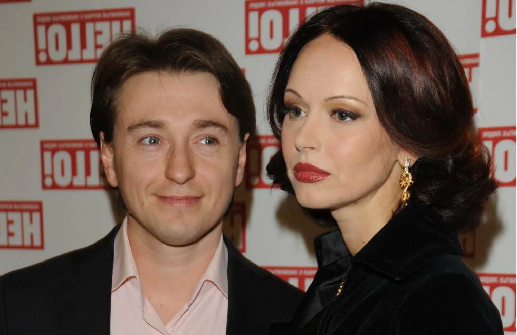 на фото Сергей Безруков и Ирина Ливанова