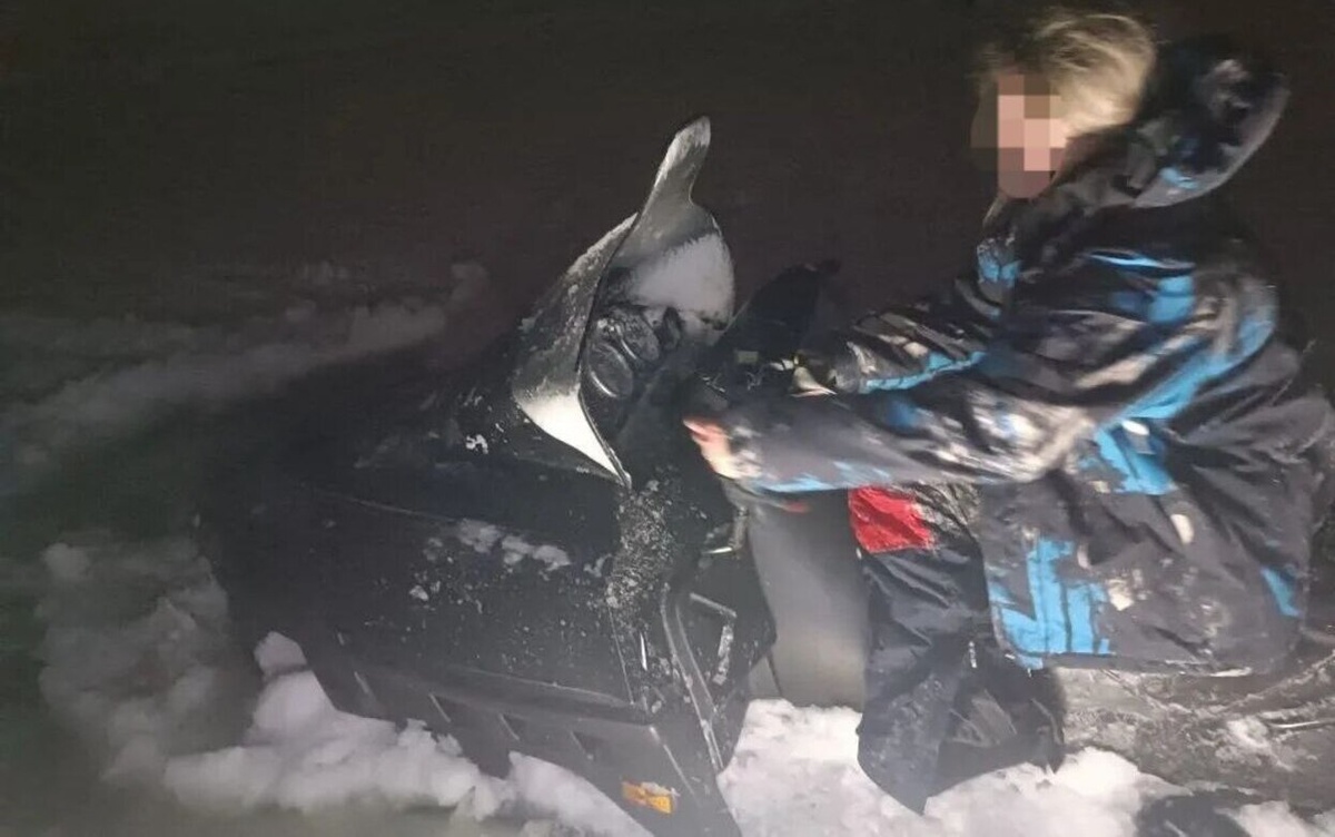    Застрявшую на снегоходе в наледи женщину спасли на пруду в Воткинске