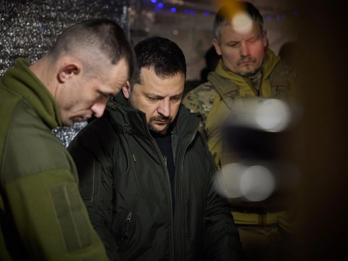     Владимир Зеленский не может просто вывести войска из Донбасса, считает политолог Николай Топорнин