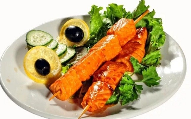 Шашлык из лосося: как приготовить сочную рыбу на мангале и не пересушить