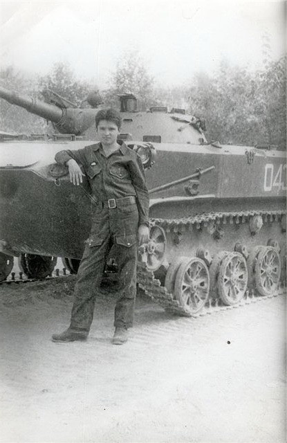 жаркое лето 1982 года. Одно из моих первых фото в звании прапорщика. Толком даже формы не было, только погоны пришил на танковый комбинезон. А фуражку где-то оставил...