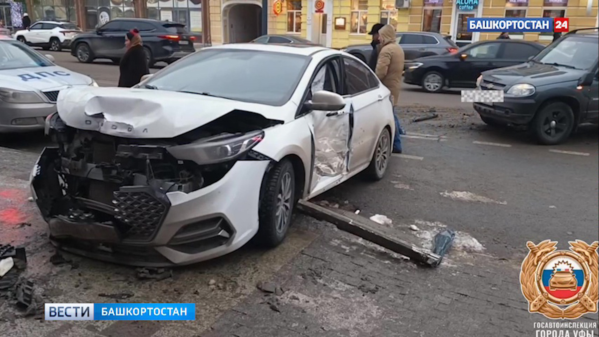    В Ленинском районе Уфы иномарку после столкновения отбросило на пешехода