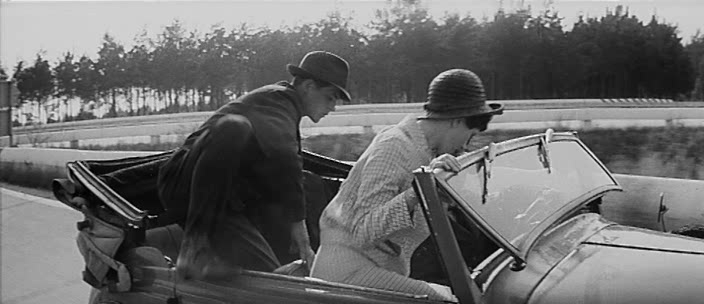 Нина и её партнёры пересаживаются обратно. Нам показали только с этого кадра, но едва ли что-то было отснято ранее.