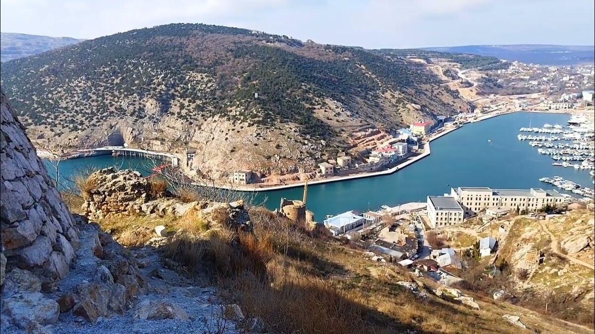 Вид на бухту с другой стороны. И дырка в скале - вход на подземный завод.