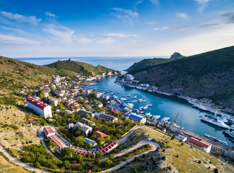 Балаклава. Яхты, яхты, а тогда были лодки, лодки. Подводные.