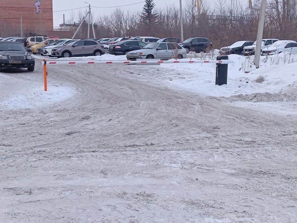    Шлагбаум делит парковку на две части   gorod55.ru