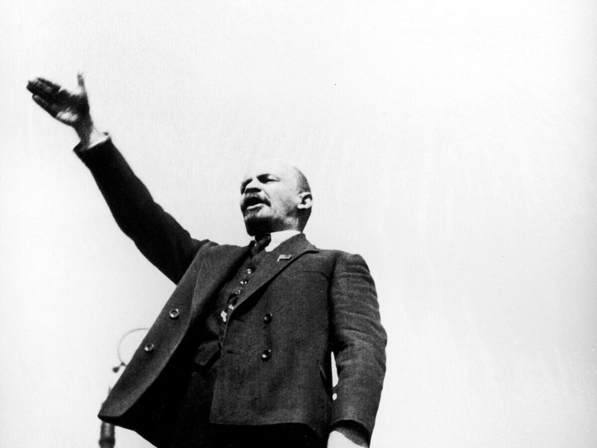    Владимир Ильич Ленин произносит речь на Красной площади на открытии временного памятника Степану Разину | © РИА Новости / Григорий Гольдштейн