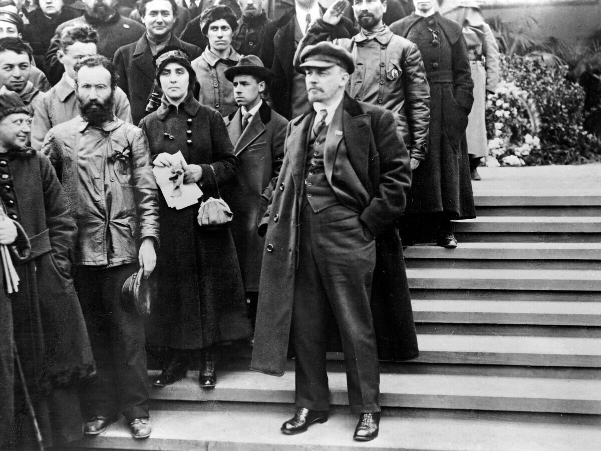    Владимир Ильич Ленин на Красной площади во время первомайской демонстрации 1 мая 1919 года. Фотография из фондов Центрального партийного архива Института марксизма-ленинизма при ЦК КПСС | © РИА Новости / РИА Новости