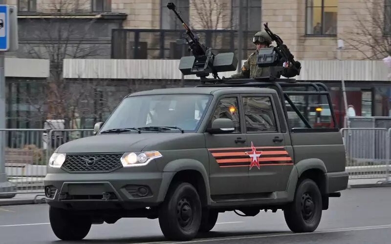 На Параде Победы зрителям представили Есаул 39461 без бронирования, но вооруженный сразу двумя «стволами». Это пулеметы Печенег (7,62 мм) и крупнокалиберный Корд (12,7 мм).Есаул 39461
📷
