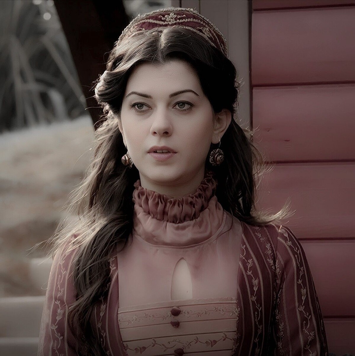 Нигяр, с тревогой всматривалась вдаль, где на горизонте уже вырисовывались величественные минареты Стамбула. 