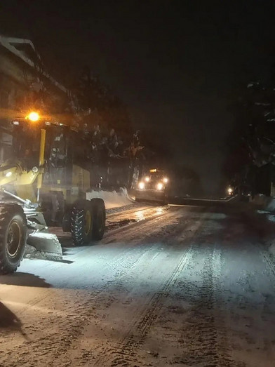Директор коммунальной службы в Слободском вышел на уборку улиц от снега
