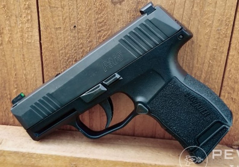 Пистолет Sig P365.