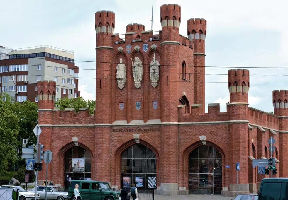   Королевские ворота в Калининграде. Барельефы основателям Кёнигсберга: Оттокару II, Фридриху I и герцогу Альбрехту