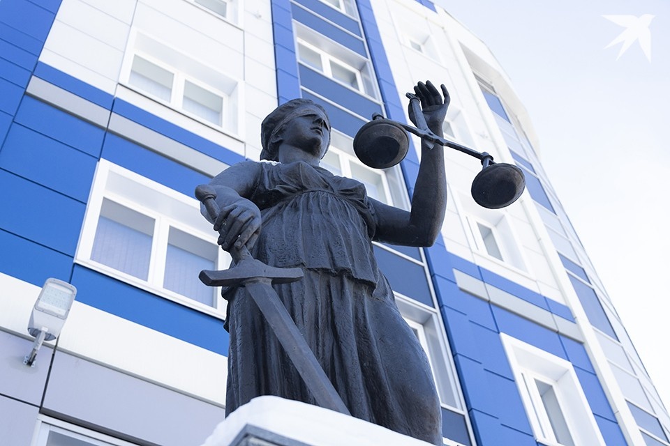    Однако в Первомайском суде Мурманска, где рассмотрели жалобу водителя, подтвердили - на фото четко видно, что машина стоит на газоне, поэтому северян должен заплатить штраф в 1500 рублей. Антон ЗАБИРОВ