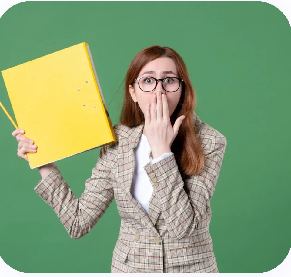 В школе нередко можно увидеть такую картину: идёт урок, кто-то опоздал, кто-то выразил несогласие, и учитель, не выдержав, повышает голос. Однако где та грань, за которой «воспитательное повышение голоса» превращается в психологическое давление или даже нарушение прав ребёнка?С одной стороны, дисциплина, порядок и ответственность учителя — это важные аспекты, которые необходимо учитывать. С другой стороны, уважение и соблюдение закона также имеют первостепенное значение. Давайте попробуем разобраться в этом вопросе.