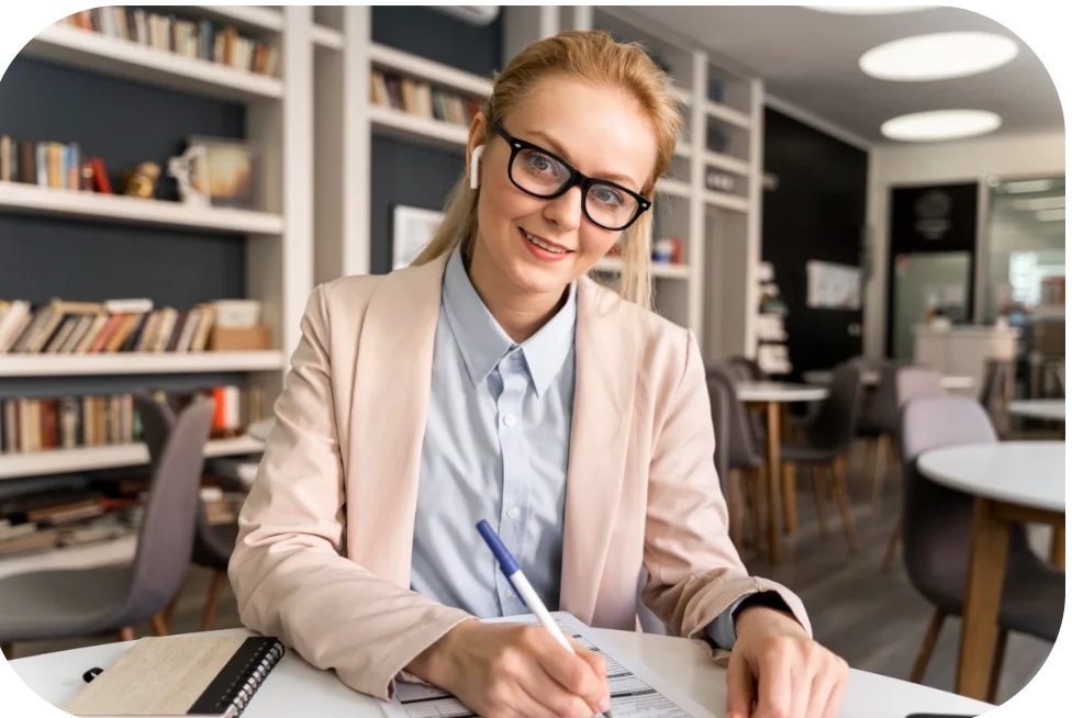 Право учителя на дисциплину. Федеральный закон «Об образовании» (273-ФЗ) предусматривает, что учитель отвечает за организацию учебного процесса, поддержание порядка и дисциплины. Он имеет право говорить жёстко — если это необходимо для учёбы или безопасности класса. Ограничения есть. Однако законы и школьные правила не дают педагогу свободу «кричать, когда вздумается»: согласно ФЗ-273, педагог не должен нарушать человеческое достоинство учащегося (статья о правах и обязанностях). Устав школы или локальные акты (правила внутреннего распорядка) часто прописывают стандарты поведения учителя и ожидаемое уважительное общение. Эти же нормы отражаются в профессиональных этических кодексах и педагогической практике: учитель — не просто «контролёр», а наставник. Психологические нормы. Кроме юридических ограничений, существует «неписаный закон» педагогики: крик и ультиматумы часто демотивируют, усиливают тревогу, портят доверие между учителем и учеником. Психологи не рекомендуют использовать повышение голоса как регулярный метод дисциплины. 2. Когда повышенный голос может быть оправдан. Учитель может временно повысить тон — и это не всегда зло. Вот несколько ситуаций, когда это может быть правомерно и даже полезно: Резкое нарушение порядка (шум, драка, агрессия). Роль быстрого предупреждения: «Стоп!» или «Ребята, внимание всем!». Ситуации, связанные с безопасностью: если ученики мешают эвакуации, движению по коридору, во время практических занятий или экскурсий. Когда другие способы (замечание, разговор с родителями) не сработали, и нужен более авторитетный тон. Важно: это эпизодическая мера, а не системная. Если учитель кричит постоянно — это уже проблема. 3. Где учитель переходит грань — и что это может значить для ученика?