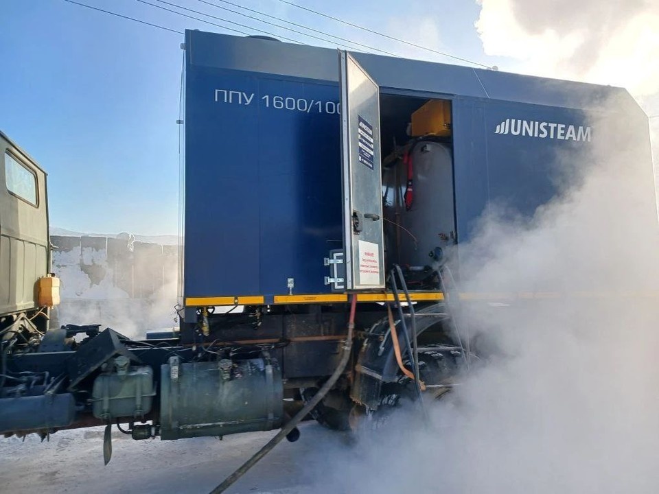  Бригады пытаются пропарить и оттаять перемерзший участок. Фото: соцсети губернатора Иркутской области Игоря Кобзева.