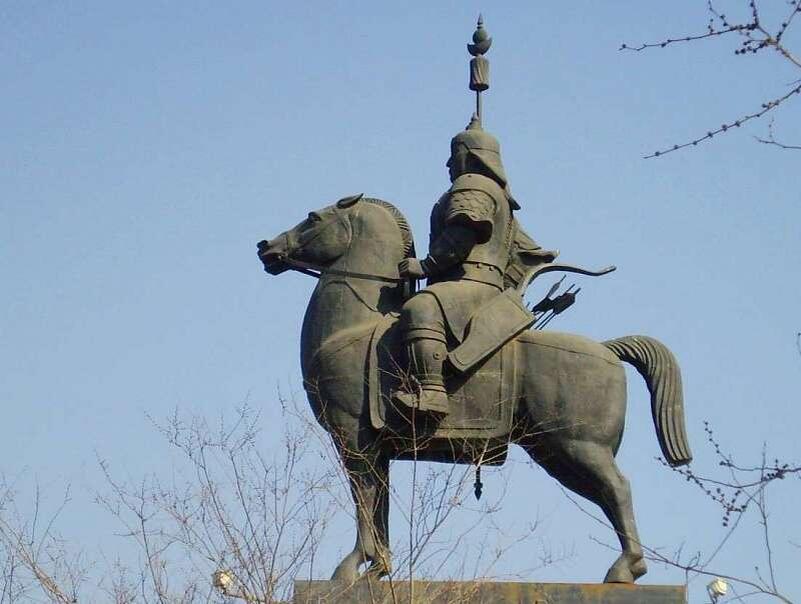 Памятник Гэсэру в Улан-Удэ