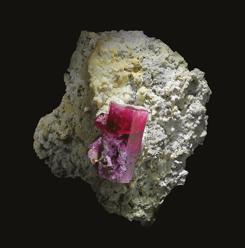 Красный берилл. Призматический, частично прозрачный кристалл (1,5 см) на светлом риолите, горы Ва-Ва, Юта, США
Фотограф Владислав Дятлов
