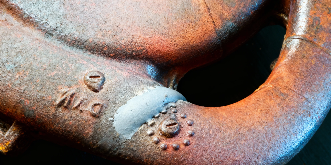 «ХОЛОДНАЯ СВАРКА»: КАК Я ЧУТЬ НЕ ЗАТОПИЛ СОСЕДЕЙ, КОГДА ПЫТАЛСЯ УБРАТЬ ПРОТЕЧКУ СЕКУНДНЫМ КЛЕЕМ. СПАСАТЕЛЬНАЯ ИНСТРУКЦИЯ НА ВСЕ СЛУЧАИ🚨🔧