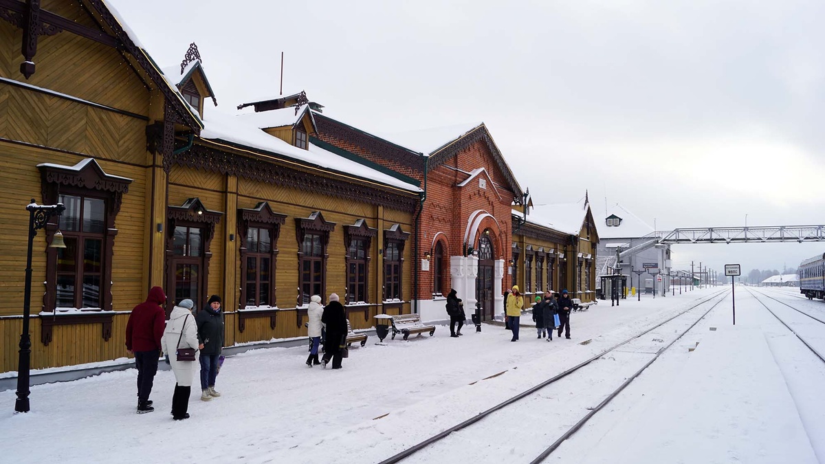 Даже те, кто прибывают у Шую на машине, приезжают на жд вокзал, чтобы увидеть, как выглядит станция дореволюционных времен