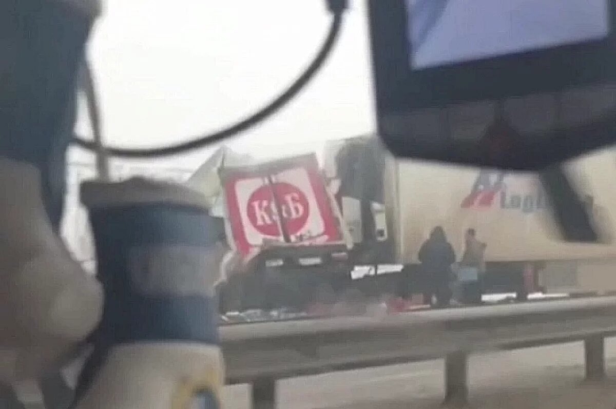    ДТП с фургоном «К&Б» собрало гигантскую пробку под Волгоградом – видео