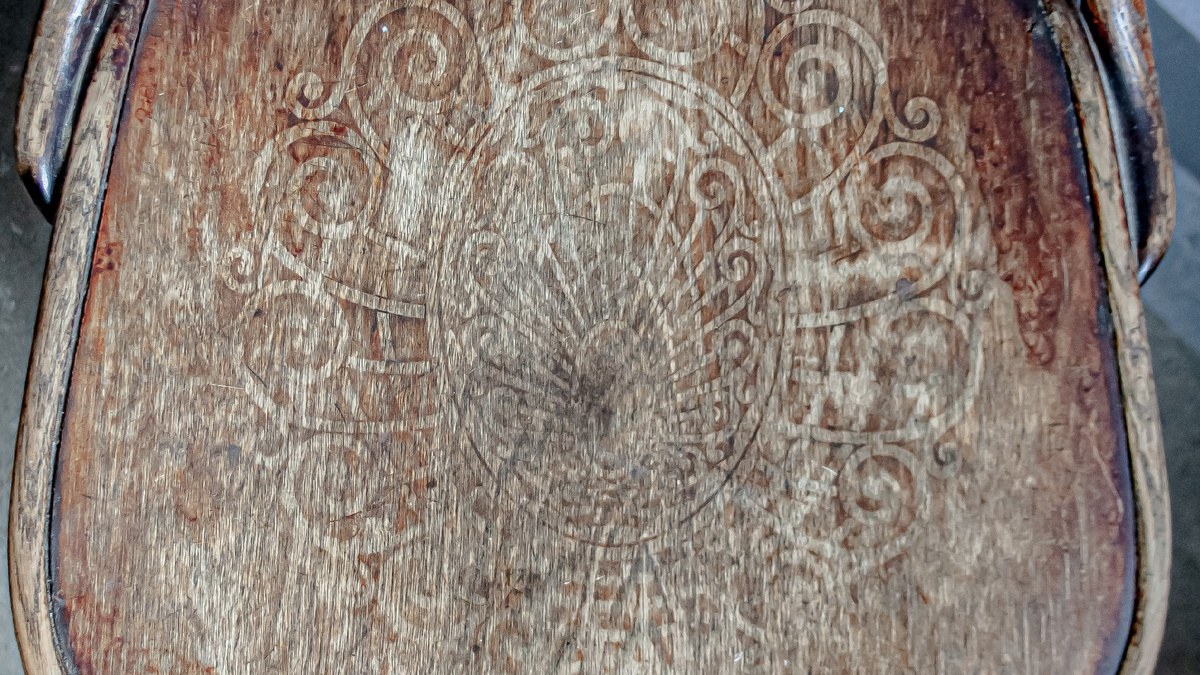 Узор на оригинальном сиденье стула фабрики Курбаотвых (позднее - фабрики "Единство", Урмары)