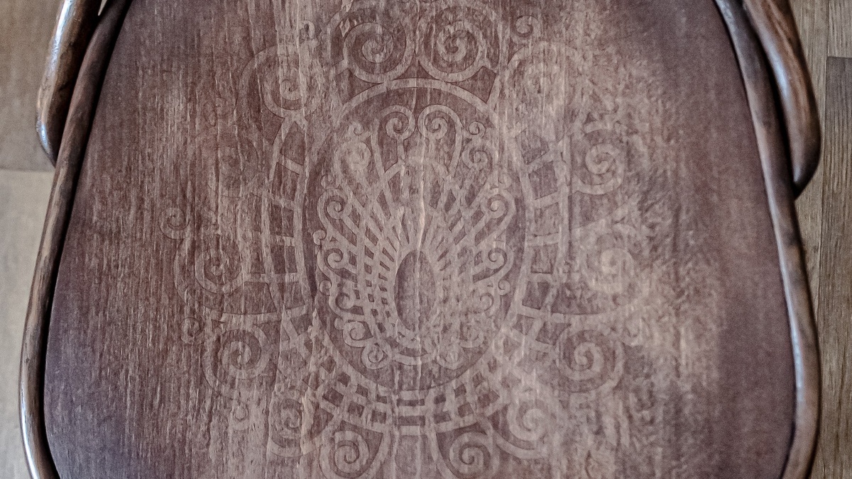 Воссозданный узор на новом вогнутом сиденье