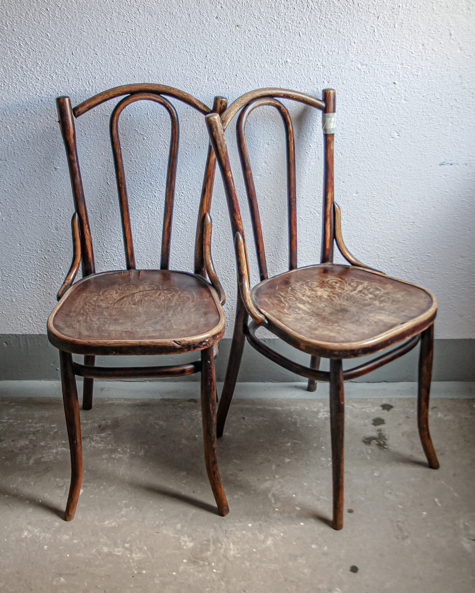 Венские стулья с точкии зрения дизайна, но сделанные из гнутого дуба и по происхождения - из Чувашской республики, поселок Урмары, предположительно 1930-х годов