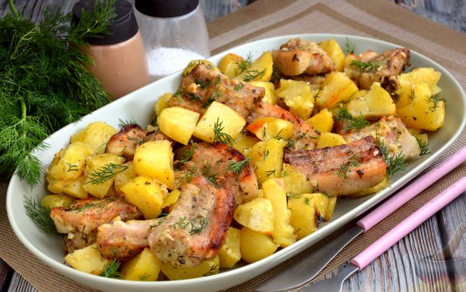 Свиные рёбрышки, запечённые с картофелем: простое блюдо для идеального ужина