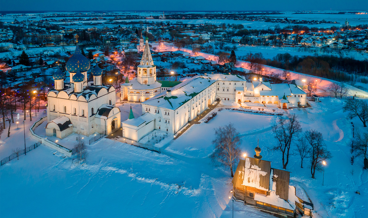 Восхититься сохранившимся кремлём и разглядеть фрески и детали интерьера ещё домонгольского собора Рождества Пресвятой Богородицы.Фото: Pavel Suhov / Shutterstock.com