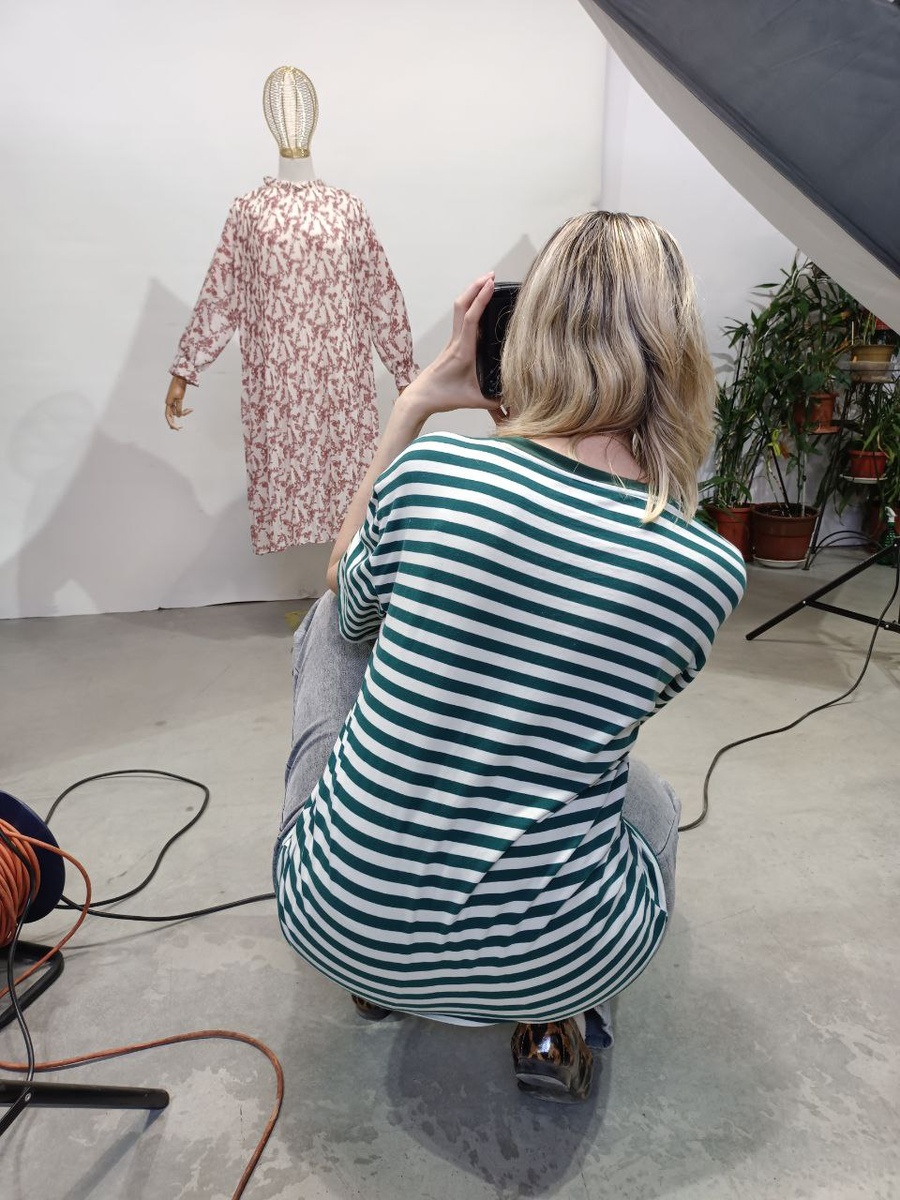 Это реально я. без ИИ. Фоткаю те самые платья, которые потом нейросетью надевала на девушку. Это есть в статье, на котороую ссылка выше.